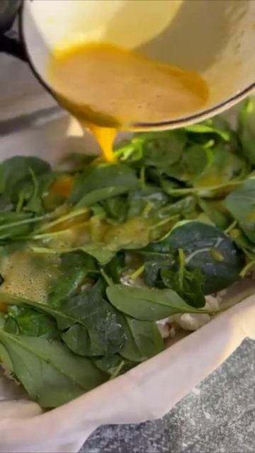 Слоёный пирог с творогом и шпинатом