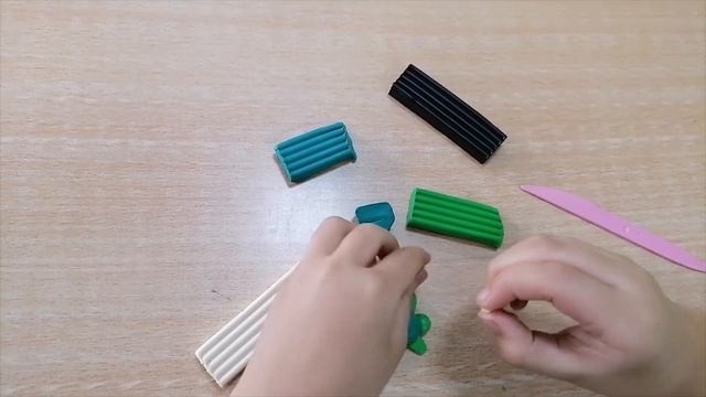 Как лепит черепаху из пластелина