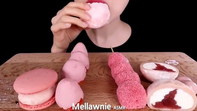 KOREAN FOOD PINK FROZEN FRUITS, ICE CREAM, CHOCOLATE, MACARON, RICE CAKES ASMR MUKBANG смотреть онлайн