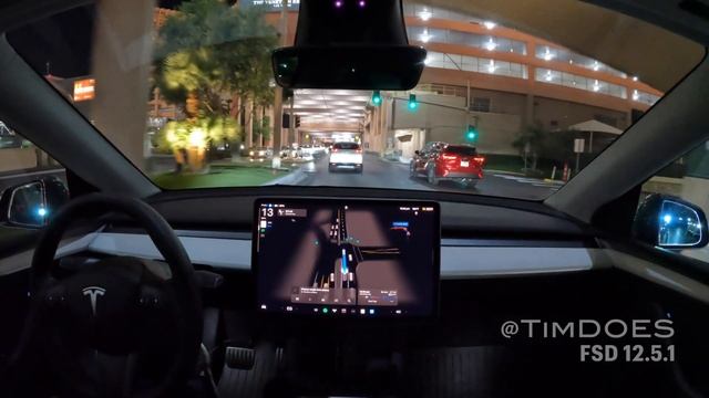 FSD 12.5.1 vs Las Vegas Strip on Friday Night смотреть онлайн