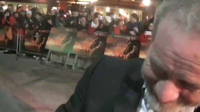 Peter Mullan at the War Horse premiere in London смотреть онлайн