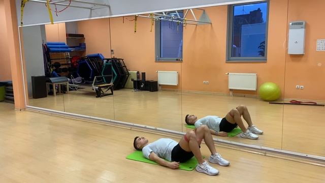 Ягодичный мостик с резинкой между ног и разведением коленей смотреть онлайн