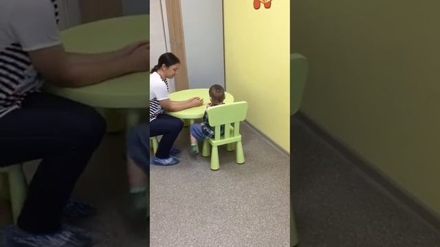 У ребенка с двусторонней глухотой удалось получить реакцию на звуки в сверхмощных слуховых аппарата смотреть онлайн