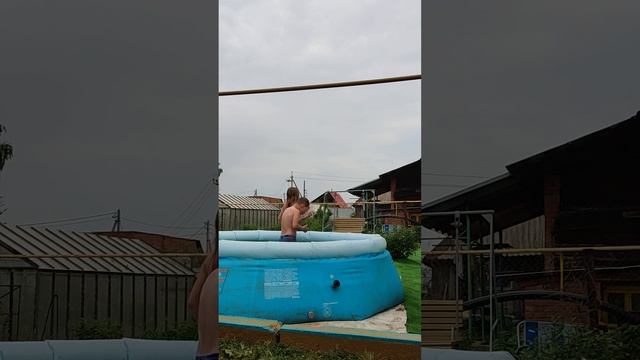 купаемся в бассейне с другом и с братом смотреть онлайн