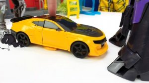 Игры гонки - Роботы Трансформеры в шоу Той Мастер! Бамблби против Десептиконов! - Сборник видео
