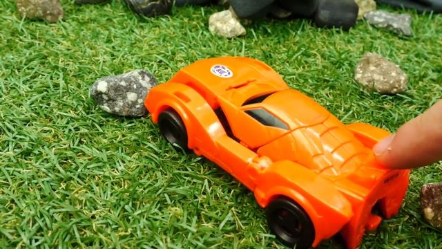 Автобот Бамблби гонится за Десептиконами! - Роботы Трансформеры игры битвы. Видео для мальчиков смотреть онлайн