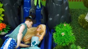 Куклы Барби и Кен на свидании в горах! Новое платье Барби испорчено! Салон Красоты и игры в одевалки