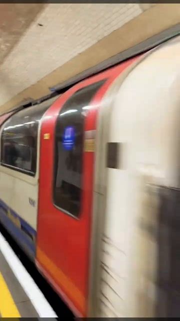 London Underground #london #underground #shorts смотреть онлайн