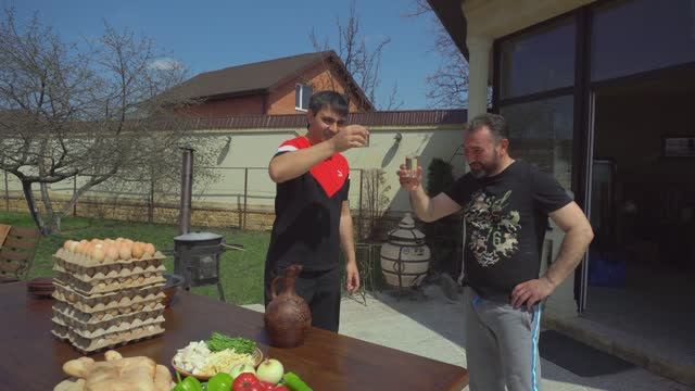 ОМЛЕТ из 200 ЯИЦ / Яичница в КАЗАНЕ от Серго. (ENG SUB) смотреть онлайн