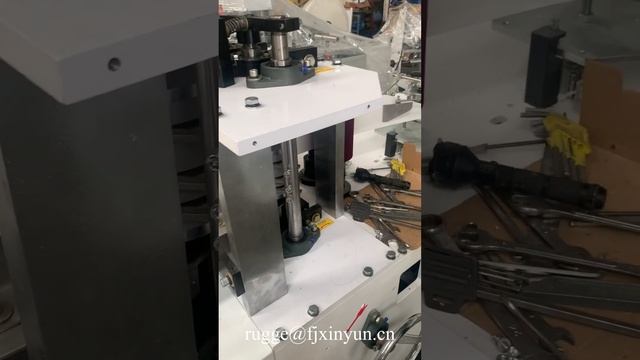 Как работать с автоматической машиной для производства папиросной бумаги с переносом салфеток