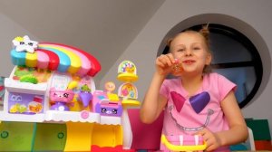 Веселые игры с куклами Kindi Kids - Игрушки устраивают вечеринку! Видео про игрушки для девочек