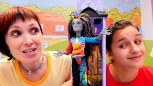 Ищем дом куклы ЛОЛ с Машей Капуки - Распаковка Лол - Видео для девочек