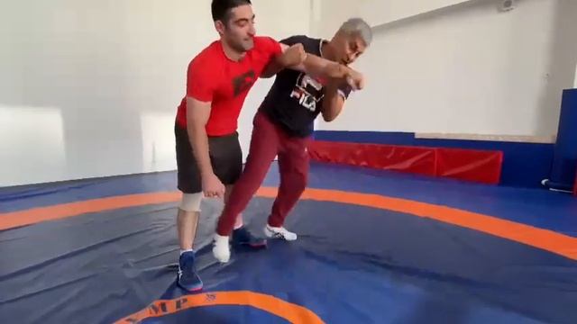 Как технично бросить через бедро соперника.(ОБМАНКИ В БОРЬБЕ) смотреть онлайн