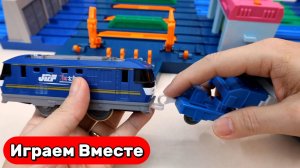 Играем в поезда ! Строим интересную железную дорогу ! Видео для детей
