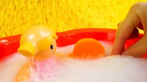 Кукла в ванной и сюрприз полотенце - Игры для девочек с Капуки - Пора купаться