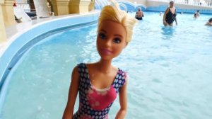Барби и Кен в аквапарке! Супер горки с волнами - Развлечения для всей семьи