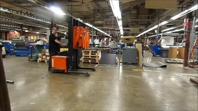 Raymond Model 11R30TT Electric Reach Pallet Lift смотреть онлайн