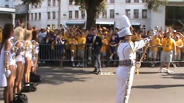 LSU Tiger Band march down hill 2010 смотреть онлайн