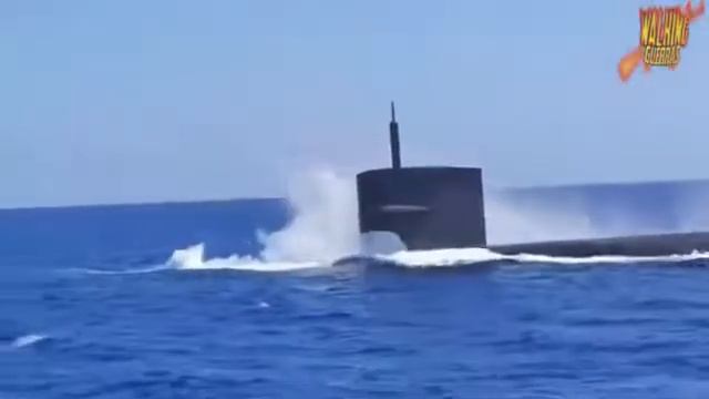 SUBMARINO AMERICANO SOLTA AGUA COMO BALEIA VIAJANDO COM GOLFINHO! смотреть онлайн