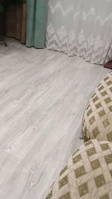 Играет с ногой