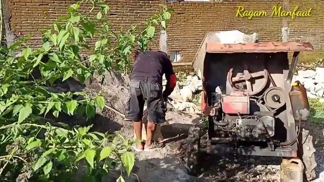 Mengaduk Campuran dengan Menggunakan Molen Kecil смотреть онлайн