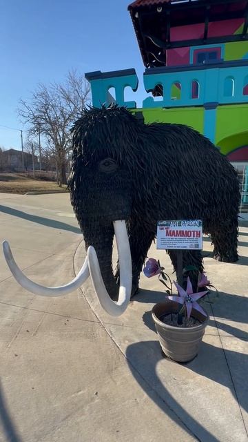 Giant Mammoth Made Out Of Recycled Tires | Ripley’s Believe It Or Not In Branson Missouri смотреть онлайн