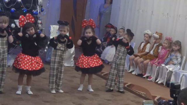 Танец микки Мауса - Микки Маус танцует - детский утреник, детское выступление MICKEY MOUSE смотреть онлайн