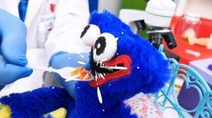 Доктор Ой делает операцию Хаги Ваги! Видео про игрушки и игры в больницу для детей