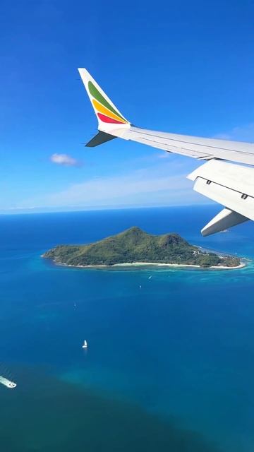 Пролетая на Сейшелами #сейшелы #seychelles #shorts #sea #short смотреть онлайн