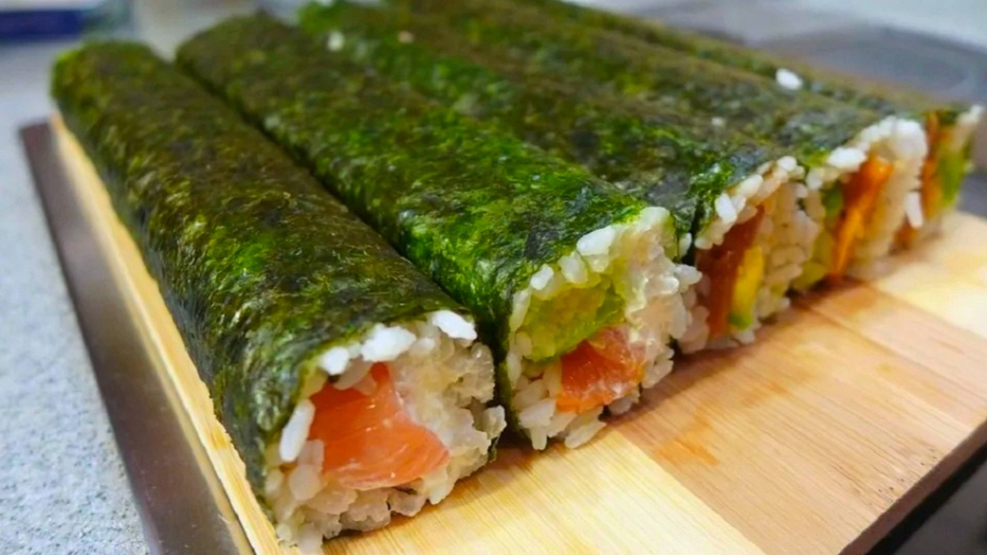 КАК ПРАВИЛЬНО ЗАВОРАЧИВАТЬ РОЛЛЫ смотреть онлайн