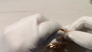 Замок-коробка на золотых цепочках и браслетах.