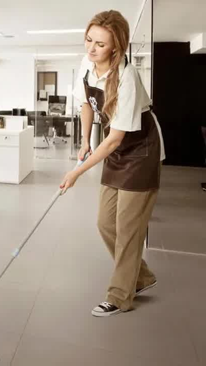 Проходя мимо уборщицы, Виктор увидел у нее кулон, в котором много лет назад… смотреть онлайн