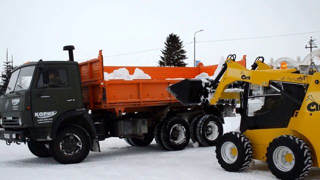 Очистка от снега площади им. Г.Р. Державина в Лаишево смотреть онлайн