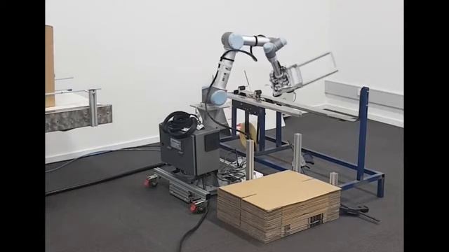 Коллаборативный робот (кобот) собирает сложенные коробки и отправляет на конвейер смотреть онлайн