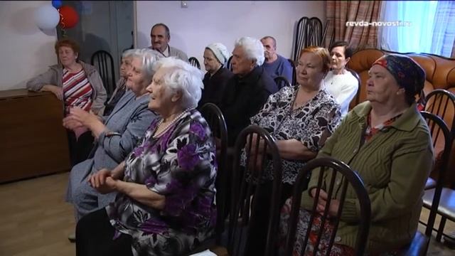 Центр "Цветники" Ревды устроил праздничный концерт в Доме ветеранов смотреть онлайн