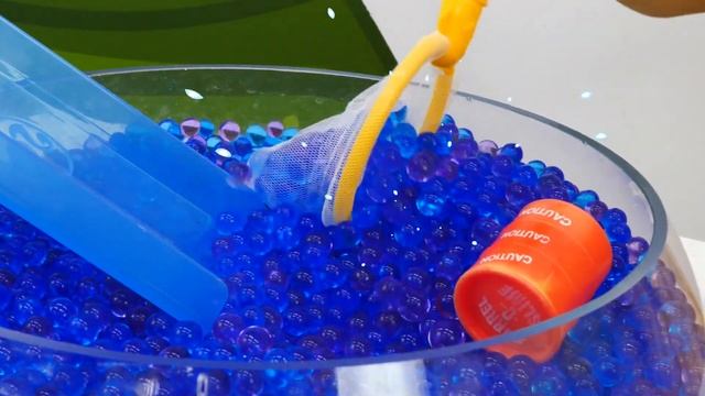 Кукла Леди Баг на пляже ищет свою одежду! Смешное видео для девочек Тойклаб - Игры в куклы смотреть онлайн