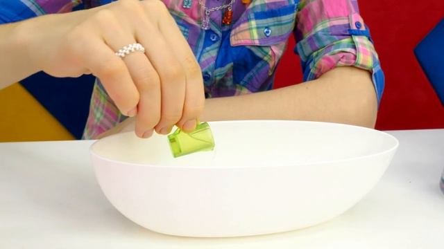 Кукла Барби принимает ванну! Игры для девочек в Салоне красоты. СПА для Барби смотреть онлайн