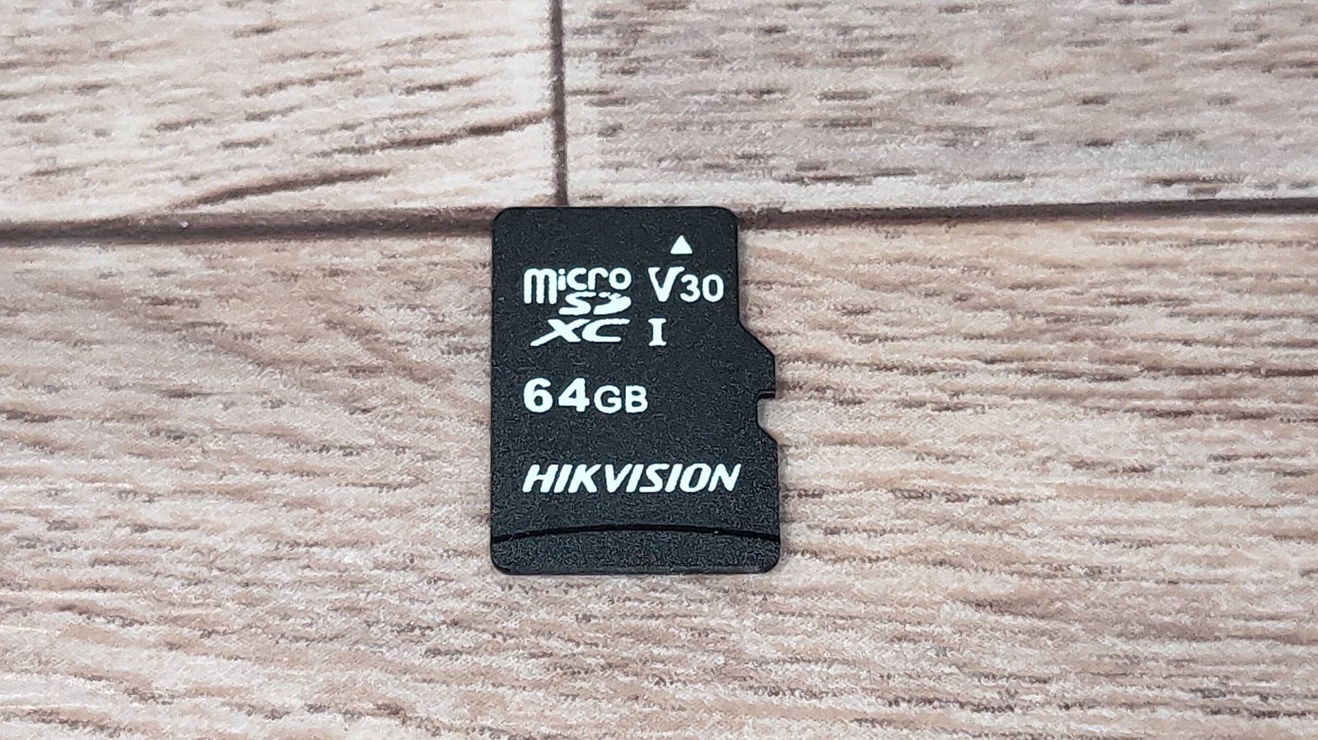 Быстрая и выносливая Micro SD карта памяти от Hikvision (64ГБ), дешевле 500р