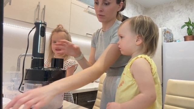 Готовим коктейль из бананов, киви, клубники и молока с секретным ингредиентом, без мороженого.