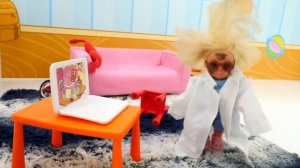 Штеффи проводит опыты с Таффи - Барби и Кен в ШОКЕ! Смешные видео для девочек