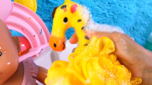 Беби Бон Эмили и Маша Капуки в ванной - Купаем куклы и игрушки - Развивающее видео смотреть онлайн