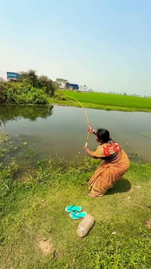 Деревенская красавица ловит сома в удивительной воде большого канала