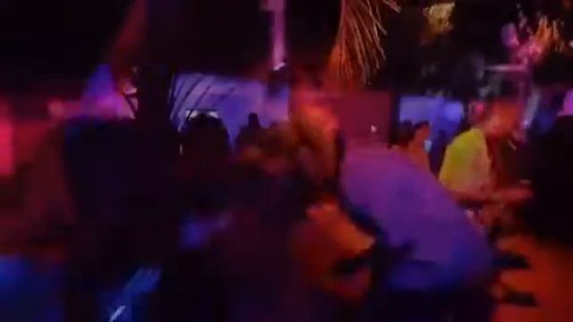 Bungalow Beach Club on Fridays смотреть онлайн