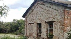 Восстановление старого заброшенного дома в деревне.