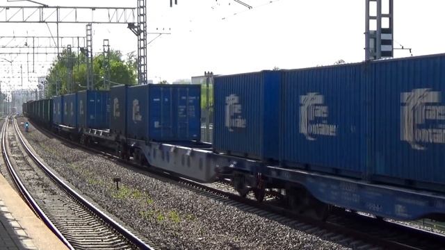 Два тепловоза 2М62У-0061/2ТЭ25КМ-0179 с грузовым поездом, станция МЦК Лихоборы смотреть онлайн