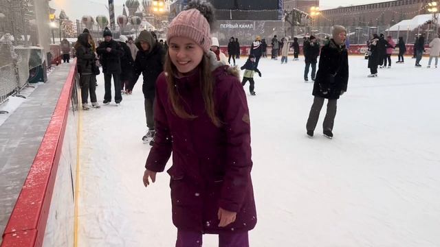 VLOGMAS:// ГУМ-каток, встреча с подругой, зимние развлечения| чем я занимаюсь вечерами? смотреть онлайн