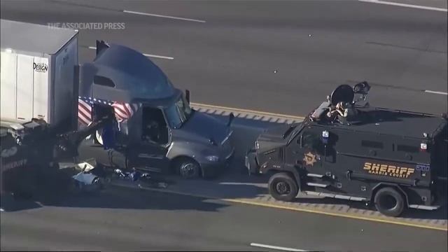 Полиция разорвала кабину тягача гусеничным тараном – финал длительной погони в США