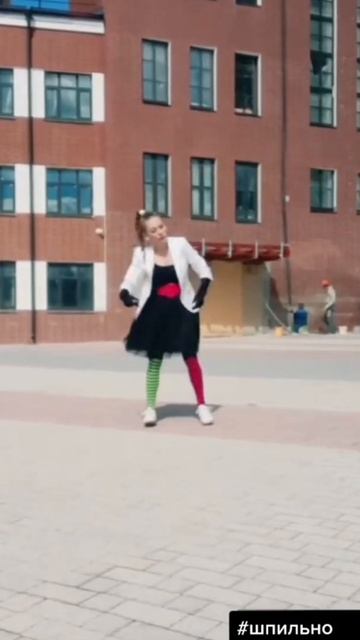 Дедушка замер от происходящего на улице смотреть онлайн