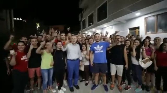 "LSI forcë e parë", pas takimit në Gjirokastër Meta dhe të rinjtë me një gisht lart смотреть онлайн