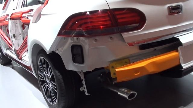 Safest Car in 2013 Qoros 3 Cut In Half смотреть онлайн